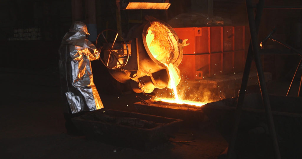 The molten metal is poured into the mold. Melting furnace for cast iron and steel and liquid metal.